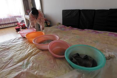 津南楼上漏水，住户失联，小区没物管，业主维权难！律师来支招……